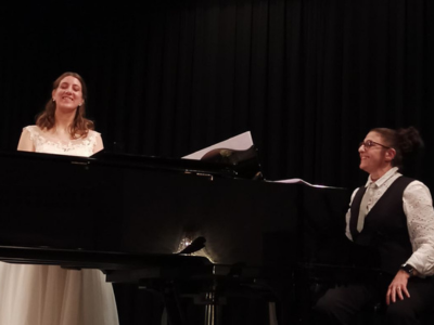 Klavierspielen lernen - Detailaufnahme von Händen auf Klaviertasten während des Unterrichts